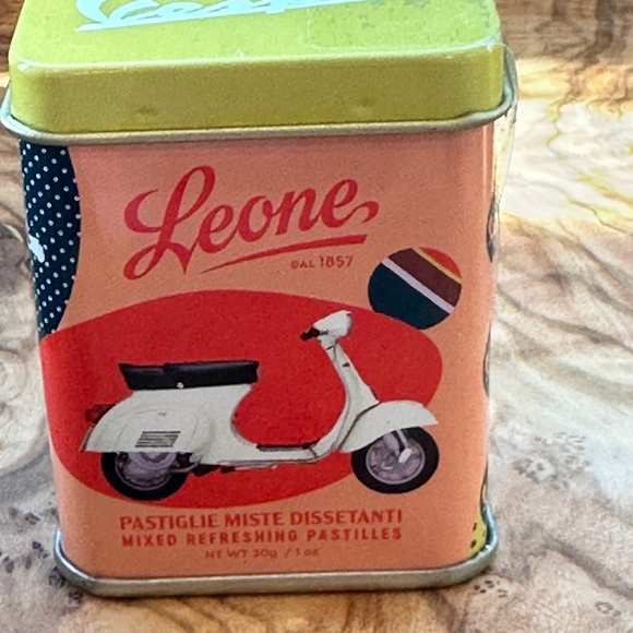 Vespa- Leone In Tin Box (Rare). NWT - Picture 5 of 6